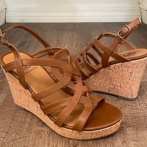 Daisy Fuentes cognac wedges